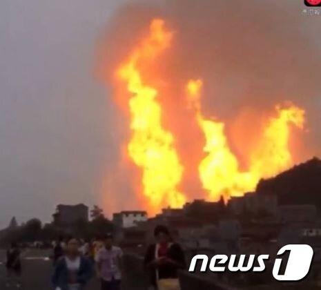 본문 이미지 - 2일 중국 구이저우성에서 발생한 천연가스관 폭발 장면. (출처 : 시나망) ⓒ News1