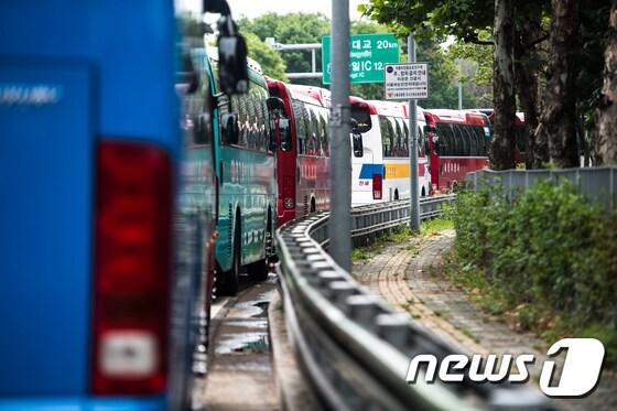 본문 이미지 - 정차 중인 고속버스들 (뉴스1 DB) ⓒ News1 
