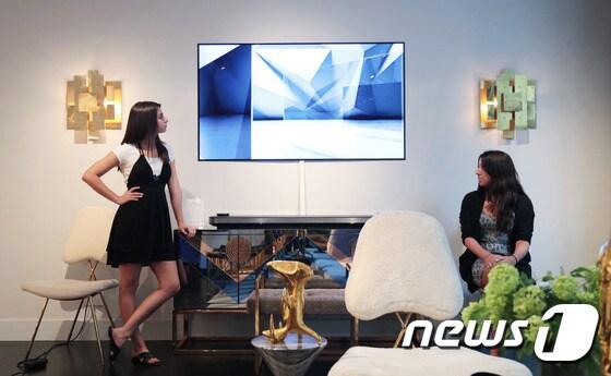 본문 이미지 - 미국 뉴욕에 있는 모던 라이프 스타일 브랜드 '조나단 애들러'의 쇼룸에 전시된 'LG 시그니처' 제품. (LG전자 제공) ⓒ News1