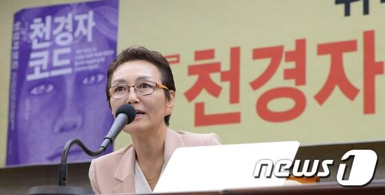 본문 이미지 - 고&#40;故&#41; 천경자 화백의 차녀인 김정희 미국 몽고메리대 교수가 20일 서울 중구 프레스센터에서 &#39;천경자 코드&#39; 출간 기자회견을 하고 있다. 2017.7.20/뉴스1 ⓒ News1 송원영 기자