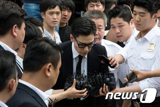 본문 이미지 - 마약류관리법 위반 혐의로 기소돼 징역 10개월, 집행유예 2년을 선고받은 아이돌그룹 빅뱅 출신 최승현씨. 2017.7.20/뉴스1 ⓒ News1 이승배 기자