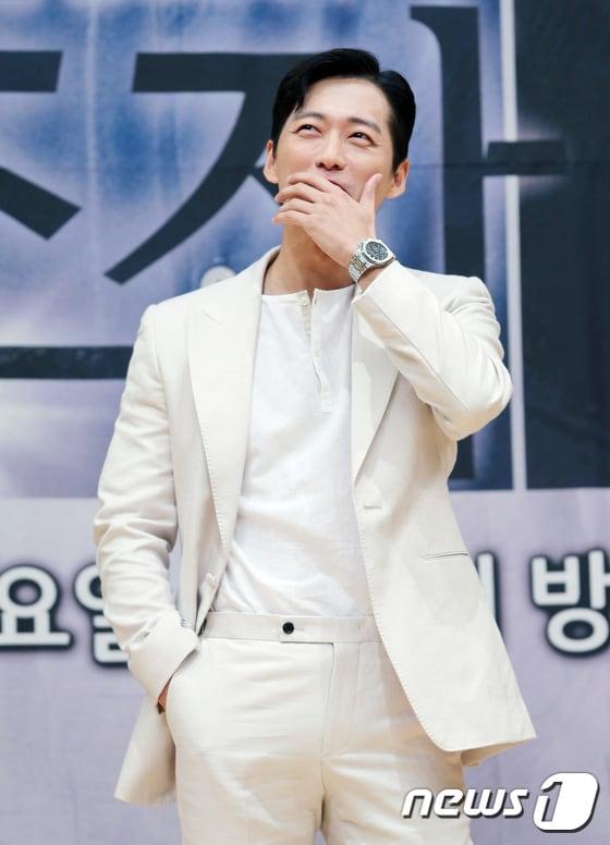 본문 이미지 - 배우 남궁민이 20일 오후 서울 목동SBS에서 열린 SBS 새 월화드라마 ‘조작’ 제작발표회에 참석해 포즈를 취하고 있다. 2017.7.19/뉴스1 ⓒ News1 권현진 기자