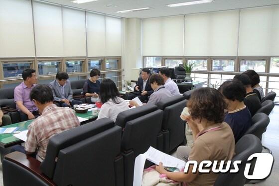 본문 이미지 - 한방약초연구소는  거창군약초산업협동조합  조합원 을 대상으로 한방 항노화 제품개발에 대한 설명회를 가졌다.ⓒ News1