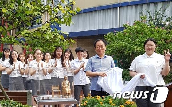 본문 이미지 - 20일 광주여고 교정에서 작은 평화의 소녀상 제막식이 열리고 있다.(광주여고 제공)2017.7.20/뉴스1 ⓒ News1 박준배 기자