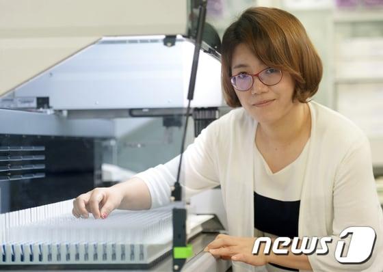 본문 이미지 - 다중 혈액진단키트 제조업체 '피씨엘'의 김소연 대표가 서울 금천구 디지털로 본사 연구실에서 혈액진단키트를 살펴보고 있다.ⓒ News1 오대일 기자