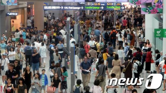 본문 이미지 - 본격 휴가철이 시작된 21일 오전 인천국제공항 출국장 면세점이 인파로 북적거리고 있다. 인천국제공항공사는 올 하계 성수가(7월15일~8월15일)에 인천공항 이용객을 684만명으로 예측했다. 이 기간 하루 평균 18만 4,834명이 인천공항을 이용할 것으로 전망, 이는 역대 가장 많은 수준이다. 2017.21/뉴스1 ⓒ News1 황기선 기자