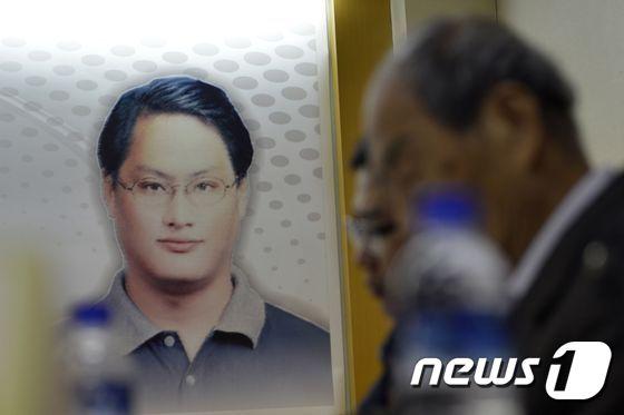 본문 이미지 - 지난 3월 중국에서 구속된 대만 인권운동가 리밍저의 초상. ⓒ AFP=뉴스1