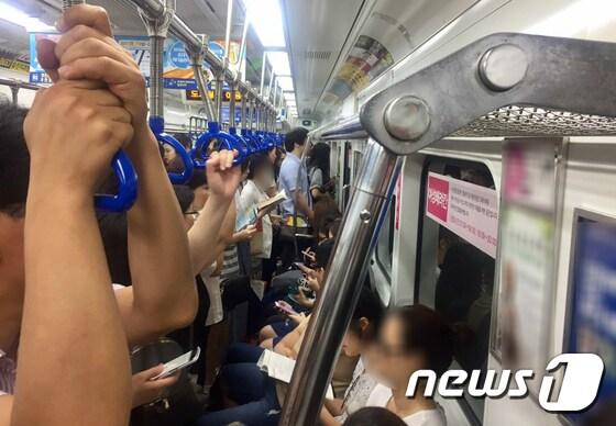 본문 이미지 - 21일 오전 부산지하철 1호선 5호칸에 마련된 '여성배려칸'에 남성과 여성이 함께 탑승해 있다. 2017.7.21/뉴스1 ⓒ News1 박기범 기자