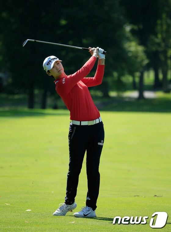 본문 이미지 - 마라톤 클래식 1라운드에서 긴 소매 상의와 긴 바지를 입은 박성현. ⓒ AFP=News1