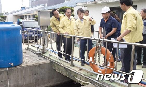 본문 이미지 - 안병옥 환경부 차관(왼쪽 세번째)이 지난 7월 충북 청주 공공폐수처리시설을 찾아 침수 복구 현장을 둘러보고 현장 관계자들을 격려하고 있다. (기사내용과 관계없음) 2017.7.21/뉴스1