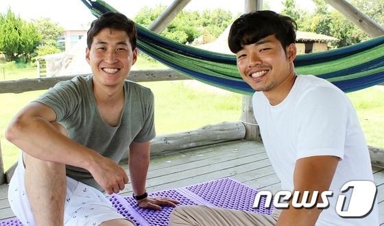 본문 이미지 - 글로벌제주문화협동조합 이성빈 이사(34·왼쪽)와 박진석씨(26·오른쪽)가 20일 서귀포시 무릉리 글제문 캠프 앞 정자에서 뉴스1 제주본부와 인터뷰를 하고 있다. 2017.07.21/뉴스1 ⓒ News1 안서연 기자