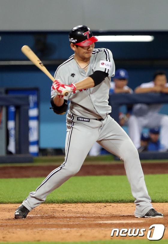 본문 이미지 - 지난달 21일 대구 삼성라이온즈파크에서 열린 2017 KBO 프로야구 삼성 라이온즈와 LG 트윈스의 경기에서 연장 11회초 2사 만루때 데뷔 첫 타석에 선 투수 정찬헌이 2타점 적시타를 치고 있다./뉴스1 DBⓒ News1 이종현 기자