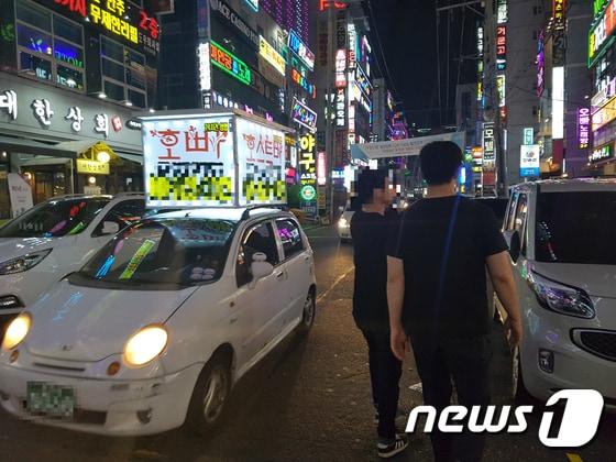 본문 이미지 - 지난 22일 오후 10시쯤 경남 창원시 성산구 상남동 일대에서 유흥주점 차량이 좁은 거리를 활개하고 있다.2017.7.23/뉴스1ⓒ News1