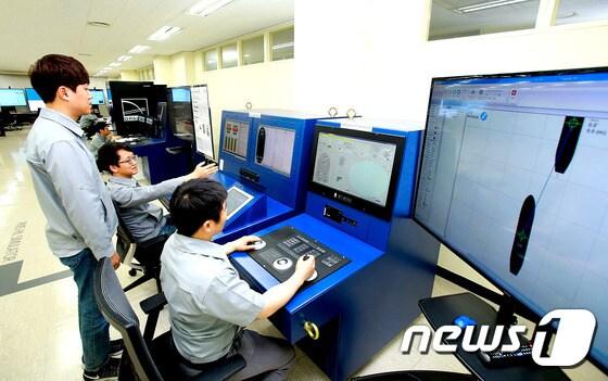 본문 이미지 - 현대중공업 직원들이 HILS 센터에서 장비를 시연하고 있다.ⓒ News1
