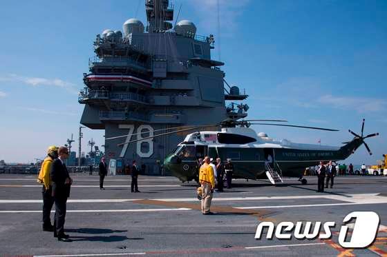 본문 이미지 - 미국 버지니아주 노퍽 해군기지에 정박된 제럴드포드함 ⓒ AFP=뉴스1 ⓒ News1 윤지원 기자