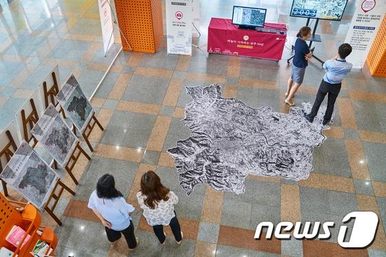 본문 이미지 - 전북 전주시가 24~28일 ‘하늘이 기억하는 전주 50년’을 주제로 1966년부터 2016년까지의 항공사진을 시청 본관 1층 로비에 전시한 가운데 로비 바닥에 1970년 전주를 한눈에 볼 수 있는 대형 항공사진이 부착돼 있다.(전주시 제공)2017.7.24/뉴스1 ⓒ News1 김춘상 기자