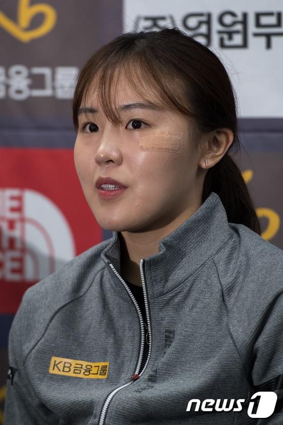 본문 이미지 - 25일 오전 서울 노원구 태릉선수촌에서 열린 쇼트트랙 대표팀 미디어데이에서 김아랑 선수가 취재진과 인터뷰를 하고 있다. 2017.7.25/뉴스1 ⓒ News1 성동훈 기자