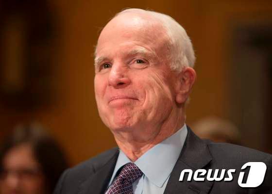 본문 이미지 - 존 매케인 상원의원(공화·애리조나)이 25일(현지시간) 의회에 복귀한다. 매케인 상원의원은 최근 혈전 제거 수술을 받던 도중 뇌종양 판정을 받았다. ⓒ AFP=뉴스1