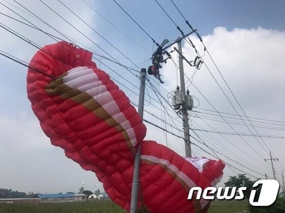 본문 이미지 - 지난 2017년 7월25일 오전 10시13분쯤 제주시 한림읍 금악리 금악오름 인근에서 패러글라이딩을 타던 A씨(46)와 B씨(37·여) 등 2명이 추락했다. 제주소방안전본부에 따르면 이들은 추락하면서 고압선에 걸려 A씨는 숨지고, B씨는 다발성 골절과 감전으로 인한 3도 화상 등의 부상으로 병원에 실려갔다. (제주서부소방서 제공) 2017.7.25/뉴스1 ⓒ News1 