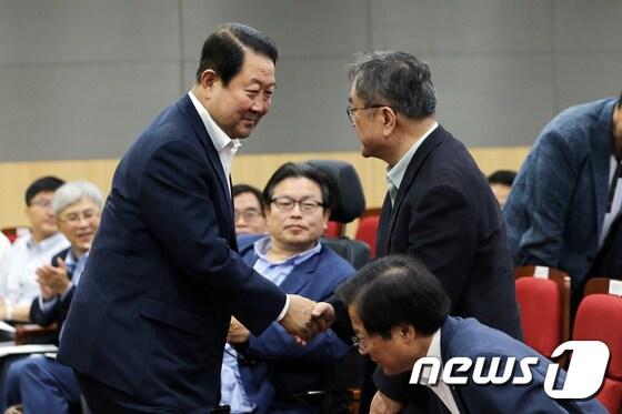 본문 이미지 - 박주선 국민의당 비상대책위원장과 김태일 혁신위원장이 25일 오후 서울 여의도 국회의원회관에서 열린 국민의당 진로 토론회 '국민의당 혁신의 길 1 : 사회·경제 노선'에서 악수하고 있다. 2017.7.25/뉴스1 ⓒ News1 안은나 기자