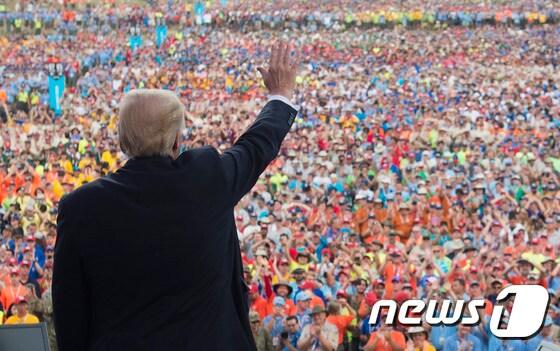 본문 이미지 - 도널드 트럼프 미국 대통령의 전미 보이스카우트 잼버리 연설 장면. ⓒ AFP=뉴스1