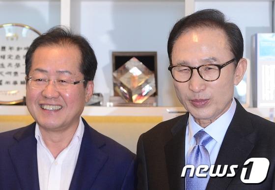 본문 이미지 - 홍준표 자유한국당 대표가 25일 오후 서울 강남구 대치동 이명박 전 대통령 사무실을 방문해 이 전 대통령과 인사를 하고 있다. 홍 대표가 취임 후 전직 대통령을 방문하는 것은 이번이 처음으로 보수 정당 지지율 하락을 비롯해 최근 정국 현안 등에 대한 의견을 교환할 예정이다. 2017.7.25/뉴스1 ⓒ News1 신웅수 기자