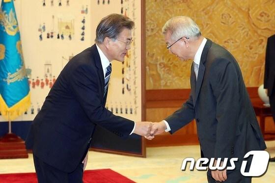 본문 이미지 - 문재인 대통령이 25일 오후 청와대 본관에서 열린 신임 대법관 임명장 수여식에서 양승태 대법원장을 만나 악수하고 있다. (청와대) 2017.7.25/뉴스1 ⓒ News1 이광호 기자