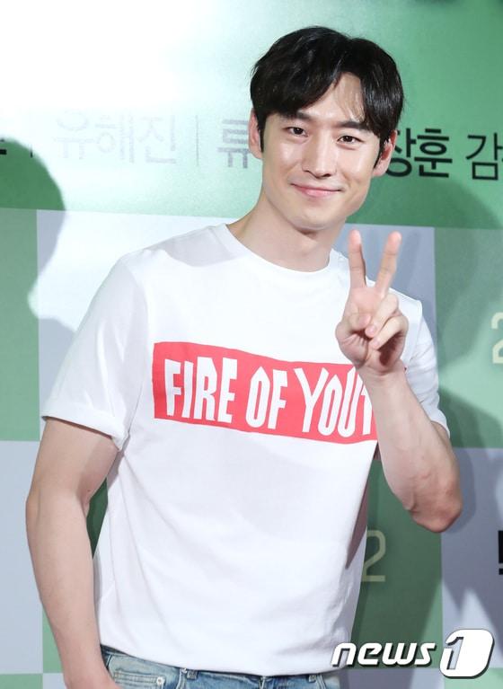 본문 이미지 - 배우 이제훈이 지난달 25일 오후 서울 용산CGV에서 열린 영화 '택시운전사(감독 장훈)' VIP 시사회에 참석해 포즈를 취하고 있다. 2017.7.25./뉴스1 ⓒ News1 권현진 기자