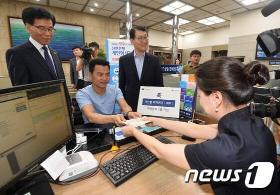 본문 이미지 - 지난 7월26일 오전 서울 중구 신한은행 본점에서 자영업자 장보균 고객이 개인형 퇴직연금 IRP에 가입하고 있다. 2017.7.26/뉴스1 ⓒ News1 이재명 기자