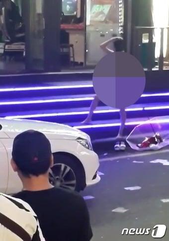 본문 이미지 - SNS 상에 유포되고 있는 '나체 춤' 여성 동영상 캡처. ⓒ News1