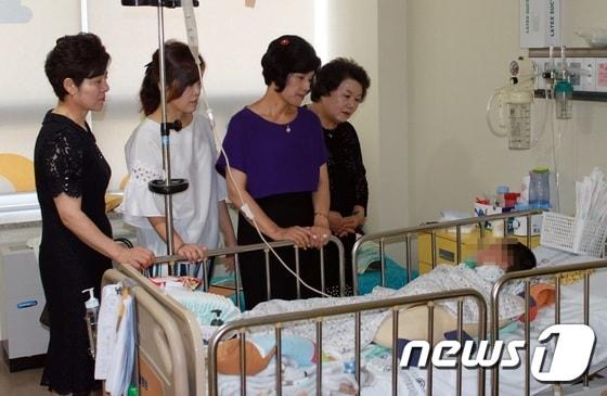 본문 이미지 - 광주 사립유치원연합회와 공립유치원 행정가협의회 관계자들이 전남대병원을 방문해 지난해 폭염 속에서 유치원 통학버스에 8시간 동안 갇혔다가 의식불명 상태에 빠진 최모군의 가족을 위로하고 있다 2017.7.26/뉴스1 ⓒ