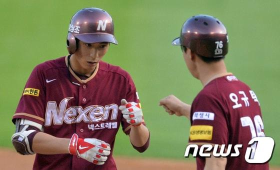본문 이미지 - 26일 오후 서울 잠실야구장에서 열린 2017 KBO 프로야구 LG 트윈스와 넥센 히어로즈의 경기에서 1회초 넥센 공격 선두타자 이정후가 안타를 치고 코치와 손을 마주치고 있다. 2017.7.26/뉴스1 ⓒ News1 김명섭 기자