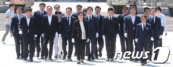 본문 이미지 - 이혜훈 바른정당 대표가  광주 북구 운정동 국립5.18민주묘지에 들어서고 있다. 2017.7.27/뉴스1 ⓒ News1 남성진 기자