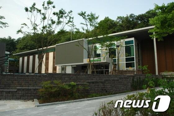 본문 이미지 - 화성시 동탄1신도시  노작공원 내 들어선 반석산 에코스쿨 ⓒ News1