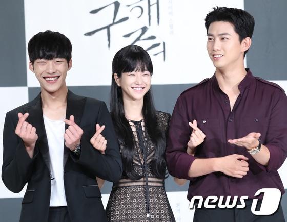 본문 이미지 - 배우 우도환(왼쪽부터), 서예지, 옥택연이 27일 오후 서울 영등포 타임스퀘어에서 열린 OCN 드라마 ‘구해줘’ 제작발표회에 참석해 포즈를 취하고 있다. 2017.7.27./뉴스1 ⓒ News1 권현진 기자