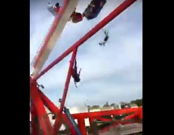 본문 이미지 - 미국 오하이오주(州)의 한 축제에서 놀이기구 사고가 발생해 탑승객이 떨어지고 있다. (출처:유튜브 갈무리)