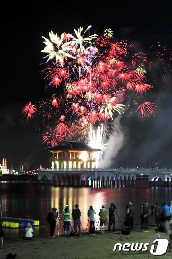 본문 이미지 - 경북 포항 영일대해수욕장 해상누각을 배경으로 펼쳐진 제14회 포항국제불빛축제 모습.(뉴스1 자료, 제판매 및 DB금자) ⓒ News1 최창호 기자