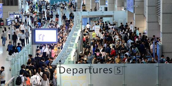 본문 이미지 - 본격적인 휴가철이 시작된 28일 오전 인천국제공항 출국장이 해외여행을 떠나는 여행객들로 붐비고 있다. 2017.7.28/뉴스1 ⓒ News1 박지혜 기자