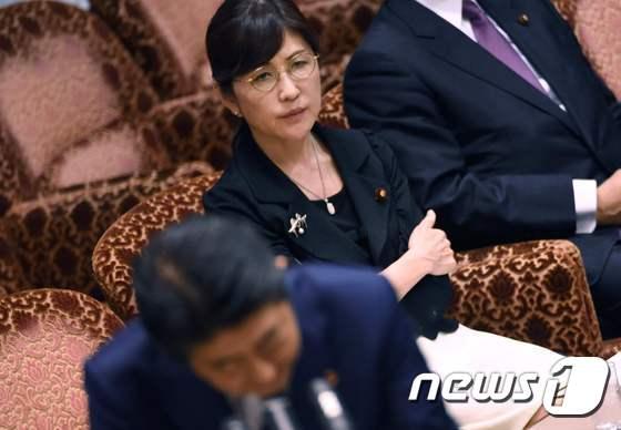 본문 이미지 - 이나다 도모미 일본 방위상(가운데)이 지난 25일 참의원(상원) 예산위원회의 폐회 중 심사에 출석, 여야 의원들의 질문에 대한 아베 신조 총리의 답변을 듣고 있다. ⓒ AFP=뉴스1