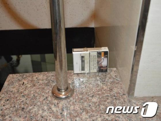 본문 이미지 - 원룸 계단에서 발견된 담뱃갑이 테이프로 단단히 고정되어 있다.(부산 북부경찰서 제공)ⓒ News1