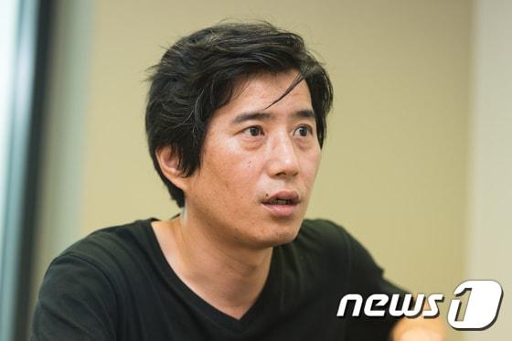 본문 이미지 - 6년만에 신작 시집 '오늘은 잘 모르겠어'를 출간한 시인 심보선이 28일 서울 종로구 뉴스1 사무실에서 뉴스1과 인터뷰하고 있다. 2017.7.28/뉴스1 ⓒ News1 유승관 기자