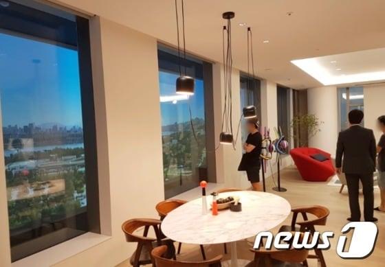본문 이미지 - '아크로 서울포레스트' 모델하우스 내부 유니트의 모습. 거실 전면에 펼쳐진 통유리 창문으로 서울숲과 한강 조망을 누릴 수 있다.ⓒ News1