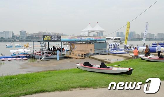 본문 이미지 - 27일 서울 여의도 한강공원에 마련된 수상레포츠 종합체험장. 2017.7.27  ⓒ News1 구윤성 기자