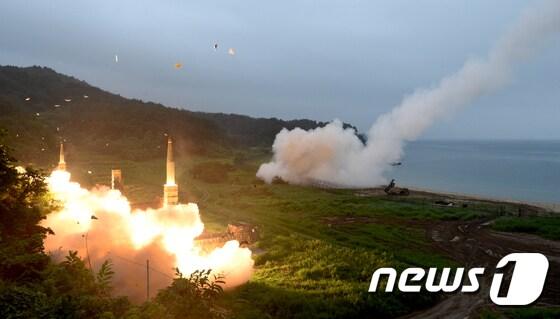 본문 이미지 - 지난 2017년 동해안에서 실시한 탄도미사일 '현무' 발사 훈련.(합동참모본부 제공) 2017.7.29/뉴스1