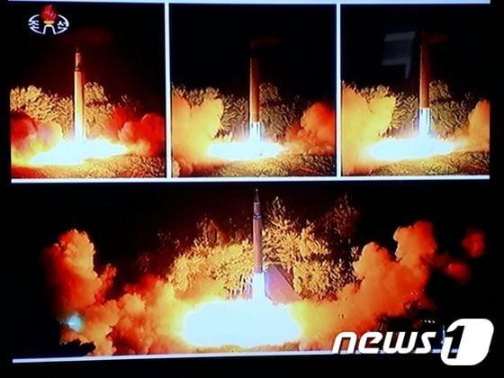 본문 이미지 - 북한 조선중앙TV는 29일 대륙간탄도미사일(ICBM)급 '화성-14형' 2차 시험발사 사진과 영상을 공개했다. ⓒ News1