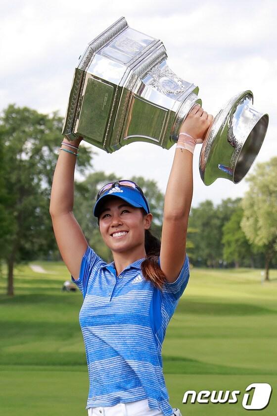 본문 이미지 - 재미교포 다니엘 강(25)이 3일(한국시간) 끝난 LPGA투어 KPMG 위민스 PGA 챔피언십에서 우승한 뒤 트로피를 번쩍 들어보이고 있다. ⓒ AFP=News1