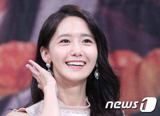 본문 이미지 - 소녀시대 윤아(임윤아)가 3일 오후 서울 상암MBC에서 열린 MBC 월화드라마 ‘왕은 사랑한다’(감독 김상협) 제작발표회에 참석해 매력을 발산하고 있다. 2017.07.03/뉴스1 ⓒ News1 권현진 기자