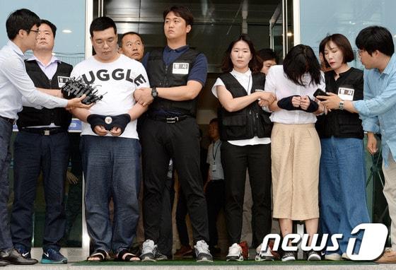 본문 이미지 - 검거된 창원 '골프연습장' 납치-살해 용의자 심천우(31, 왼쪽)·강정임(36·여)씨가 3일 오후 서울 중랑경찰서에서 창원서부경찰서로 압송되고 있다. 서울 중랑경찰서는 이날 오전 10시쯤 중랑구 소재 한 모텔에서 용의자 심천우(31)·강정임(36·여)을 검거했다. 2017.7.3/뉴스1 ⓒ News1 박세연 기자