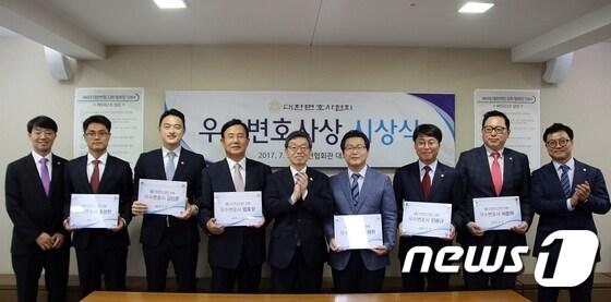 본문 이미지 - 송성현 변호사(왼쪽 두번째부터·사법시험 46회), 김민호 변호사(변호사시험 3회), 엄호성 변호사(사법시험 24회), 유재원 변호사(사법시험 45회), 전용규 변호사(사법시험 44회), 허중혁 변호사(변호사시험 1회)ⓒ News1