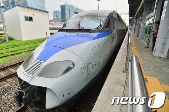 본문 이미지 - 고장이 난  KTX열차 모습.(사진은 기사 내용과 무관함)/ 뉴스1